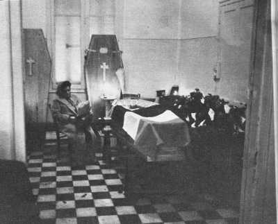 Rue d'Isly
26 mars 1962
----
la Morgue de MUSTAPHA