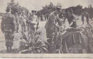 De GAULLE fleurit le cercueil
du Colonel JEANPIERRE