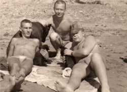 Paras sur le sable de la plage de Sidi Ferruch en 1961
Au centre Pierre DE LA HOUSSE