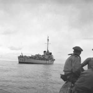 Retour du Commando Marine Penfentenyo
vers l'escorteur "Soudanais" 
en avril 1955
Photo: Pascucci Bernard-SCA-ECPAD