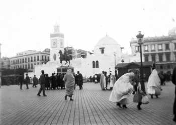 Alger, place du Gouvernement.