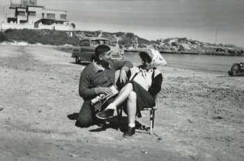 Le cabanon en 1961 - Devant sur la plage 
Eugene et Emma Capelle