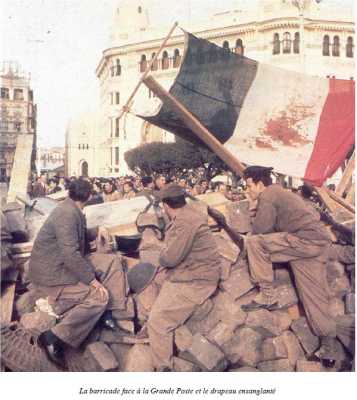 La barricade de la Grande Poste
et le drapeau portant le sang
de Guy HERNANDEZ