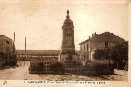 SAINT-ARNAUD - Place du Monument aux Morts