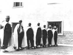 Les goumiers en tenue de parade, lors de l'inauguration de la SAS de BEKKARIA le 15 mai 1959