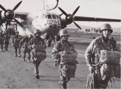 Parachutistes du 1er RCP lors d'un saut d'entretien. 
Photo Jean Pierre Poujol