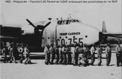 1952 - PHILIPPEVILLE 
Fairchild C-82 Packett de l'USAF 
embarquant des parachutistes du 1er RCP
----
Photo de la collection de Pierre JARRIGE