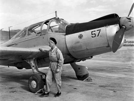 Lieutenant Pilote Elisabeth Boselli 
et son Morane Saulnier 733 
sur la base de  TELERGMA 
en septembre 1957