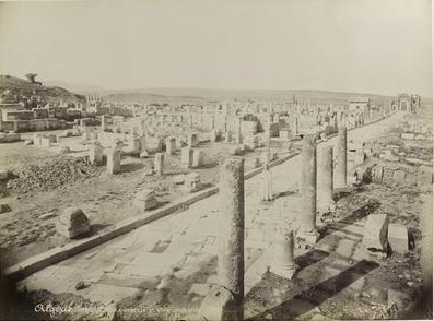 TIMGAD - Ruines et voie Romaine