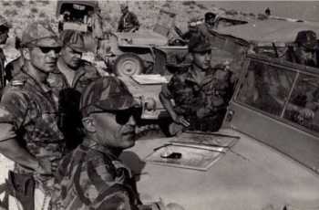 En partant de la gauche, lieutenant SCHMITT-colonel TRINQUIER
