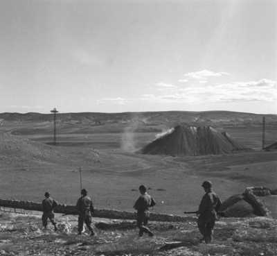 Soldats du 26e RI en patrouille 
dans une mine du secteur de TEBESSA
Un terril est visible au dernier plan
de la photographie